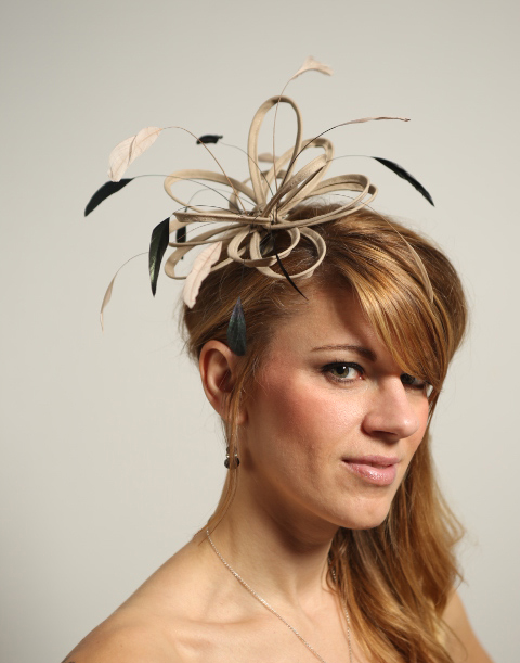 bellen Ontslag Investeren Small Satin Fascinator hat with Coq feathers - Taupe nude cotton & black -  Milly - Maighread Stuart Millinery